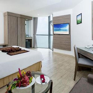 Junior Queen Room